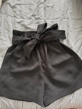 Aritzia Wilfred High-Waist Paperbag Shorts with Tie Belt - Black Crepette